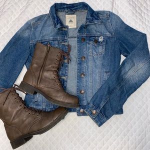 Fitted medium wash jean jacket